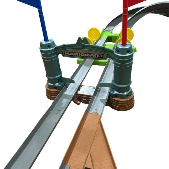 Hot Wheels Mario Kart Circuit Track Set Booster Mario & Luigi Karts - Picture 15 of 15